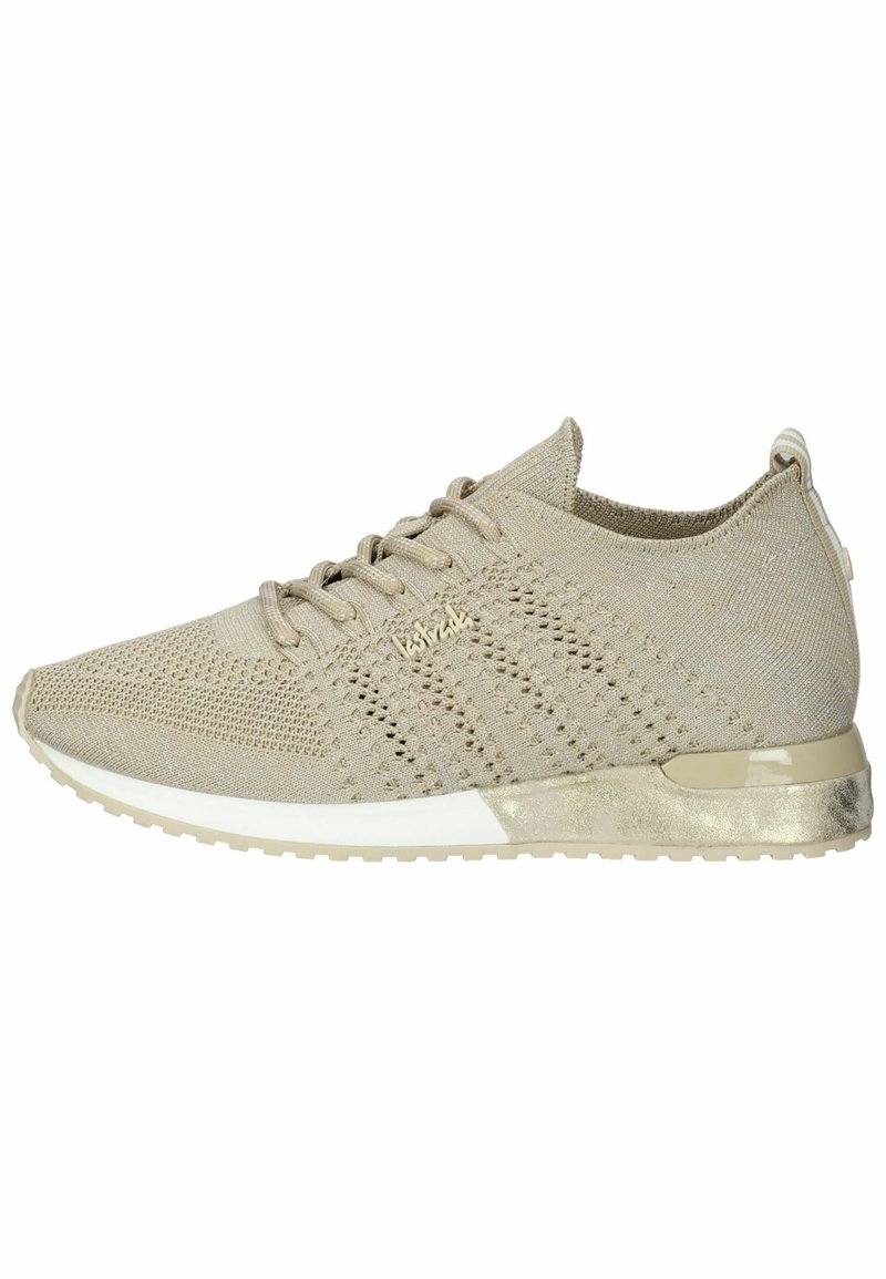 Beige sportshoe met gebreide bovenkant, ronde neus, vetersluiting aan de voorkant, gestructureerd oppervlak en een contrasterende glanzende hakaccent.