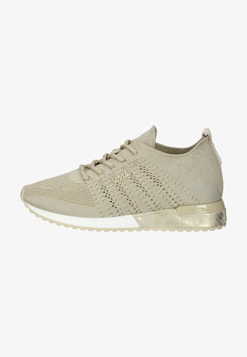 Beige sportshoe met gebreide bovenkant, ronde neus, vetersluiting aan de voorkant, gestructureerd oppervlak en een contrasterende glanzende hakaccent.