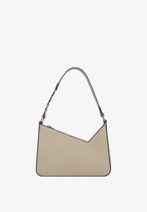 Beige leren schoudertas met asymmetrische ritssluiting, zilverkleurig kettinkje aan de band en subtiel "HUGO" logo aangebracht op de voorkant.
