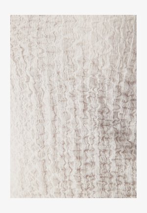 Licht gestructureerde stof met een gekreukeld patroon in zachte beige tinten. Het materiaal lijkt lichtgewicht en flexibel.