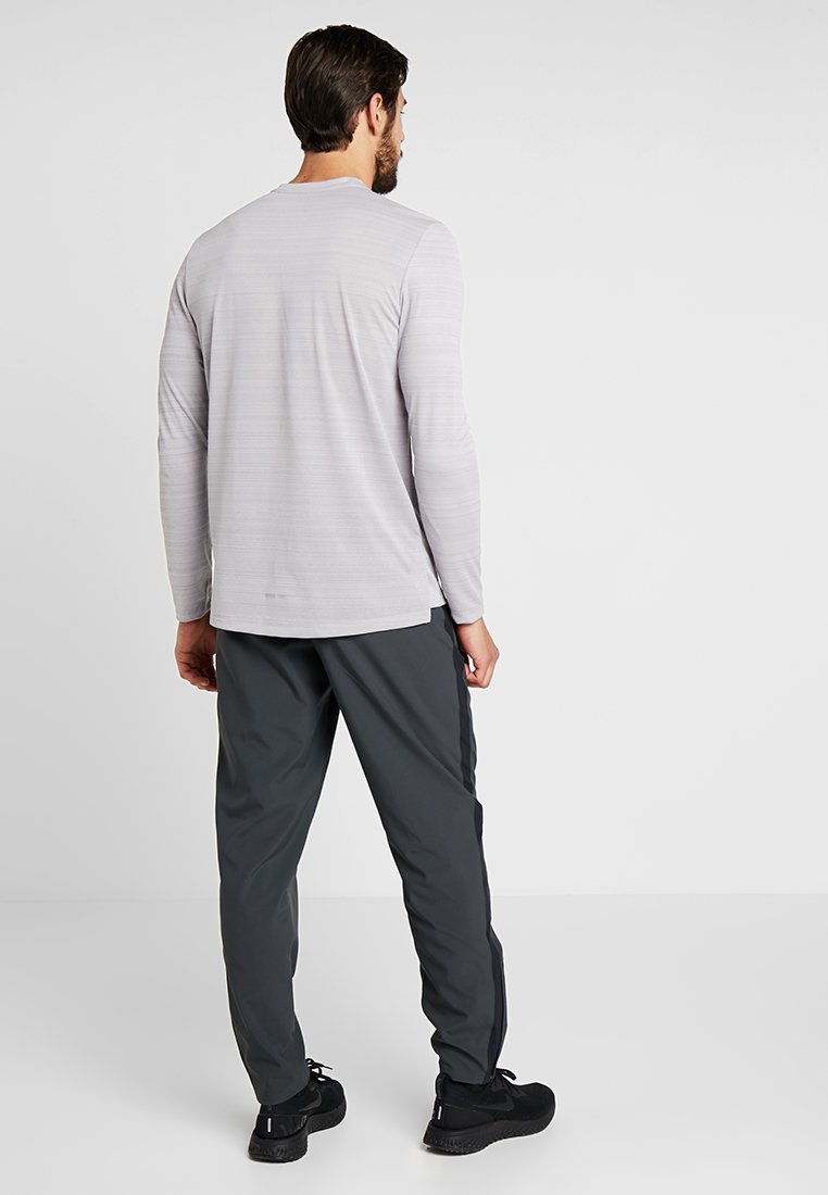 RUN STRIPE PANT Joggebukse dark smoke greyreflective silver RUN STRIPE PANT Joggebukse dark smoke greyreflective silver