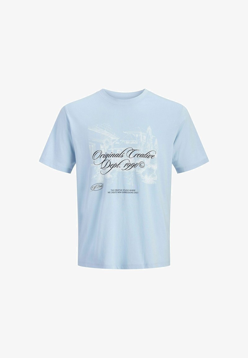 T-shirt bleu clair à manches courtes avec texte en écriture noire "Originals Creative Dept. 1990" et arrière-plan graphique blanc pâle.