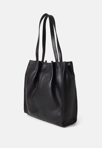 Borsa tote in pelle nera con due manici robusti, caratterizzata da una finitura testurizzata e un design a pieghe nella parte superiore, forma strutturata e senza hardware visibile.