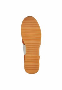 Suola in gomma arancione con texture rigata e leggero motivo ondulato; presenta un design superiore a contrasto bianco e arancione.