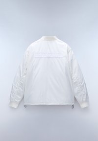 Witte bomberjack met hoge kraag, elastische manchetten en geplooide zijdetails. Geborduurd logo op de achterkant. Gladde, glanzende textuur.