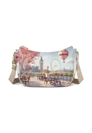 Borsa a tracolla con una scena di Londra con tavoli da caffè all'aperto, alberi autunnali, Big Ben, London Eye e una mongolfiera rossa e bianca.