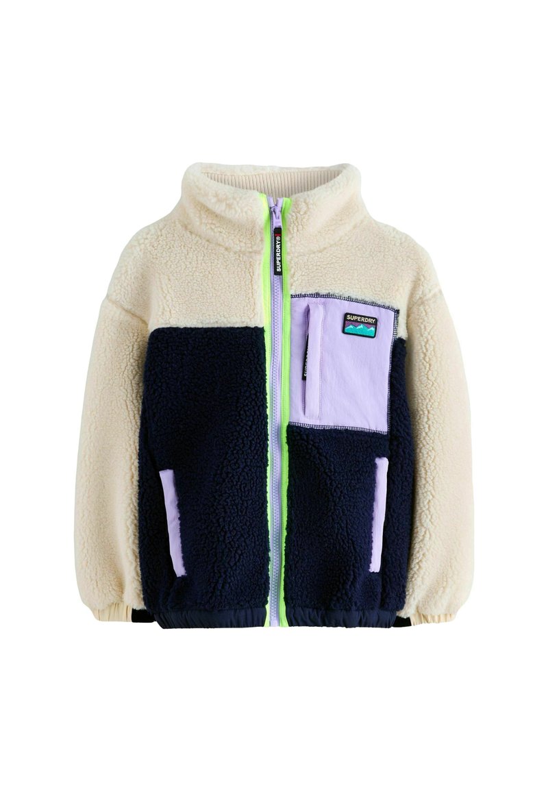 Kremasta i mornarsko plava flis jakna s lavandom stiliziranim patentnim zatvaračem i džepom, visokim ovratnikom, elastičnim manžetama i malim Superdry logom na prsima.