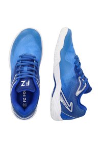 Blå sportskor med en texturerad syntetisk ovandel, kontrasterande vita accenter, vadderad plös och en gummisula designad för bra grepp.