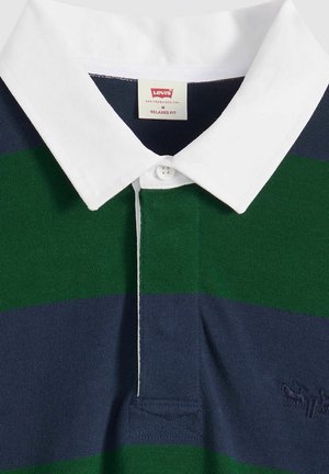 T-paita, jossa valkoinen kaulus ja vaakasuorat raidat tummanvihreänä ja laivastonsinisenä. Rentoa mallia, pienellä kirjotulla logolla lähellä helmaa.