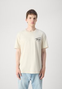 Tommy Jeans SIGNATURE TEE - T-shirt estampada - newsprint