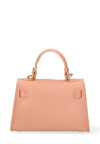 Borsa in pelle color pesca con design strutturato, dotata di manico superiore, hardware dorato e superficie testurizzata. Gli accessori includono linguette quadrate e piedi in metallo.