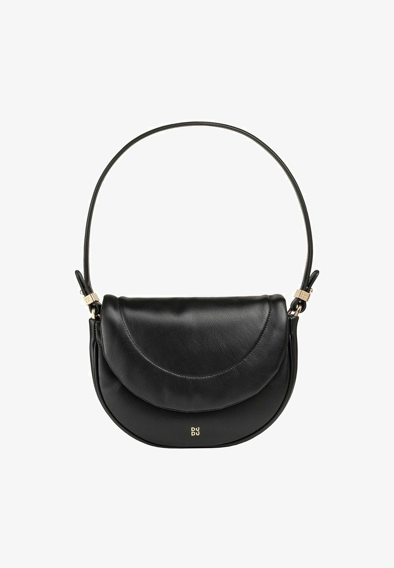 Borsa a tracolla mezza luna in pelle nera con pattina curva, dettaglio logo dorato e sottile tracolla regolabile con ganci in metallo.