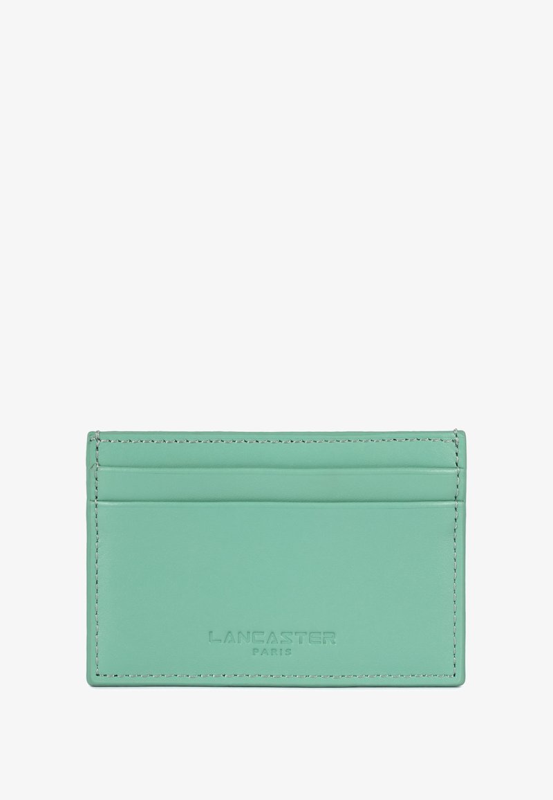 Porte-cartes en cuir vert menthe avec plusieurs fentes, texture lisse et logo en relief à l'avant. Lignes épurées et design minimaliste.