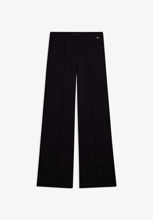 Pantalons noirs à jambe large avec une texture lisse, dotés d'une taille et de détails de couture subtils. Aucun motif visible ni accents matériels.