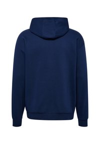 Marinblå hoodie, tillverkad av mjukt tyg, har en dragsko i huvan, långa ärmar och ribbad muddar och nederkant. Slät textur, utan mönster.