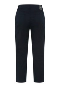 Pantalon noir à coupe droite avec poches arrière et petite étiquette de marque sur la ceinture, vu de dos.