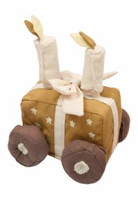 Jucărie din pluș proiectată ca un vehicul, având un corp dreptunghiular de culoare maro auriu, roți moi de culoare maronie și accente din țesătură bej cu detalii brodate.