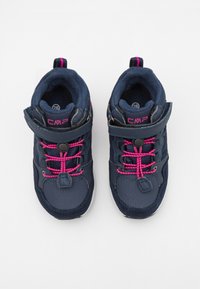 Mørkeblå barns sko med rosa detaljer, nettingpaneler, justerbar stropp, gummisåler og teksturerte overflater for grep. Størrelse 28.