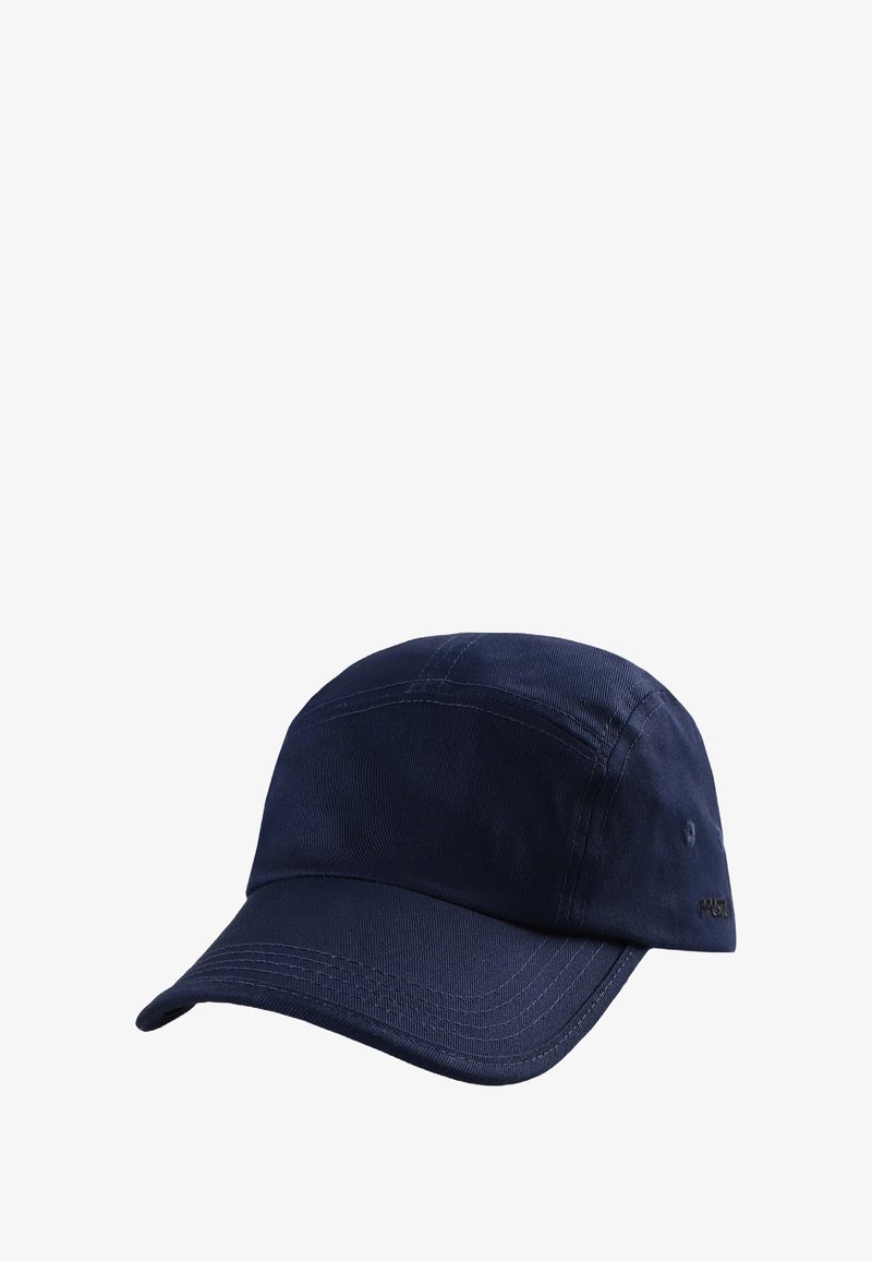 Granatowa czapka wykonana z tkaniny bawełnianej. Posiada wygięty daszek oraz sześciopanelowy design. Zawiera detale wyszycia i małe logo z boku.