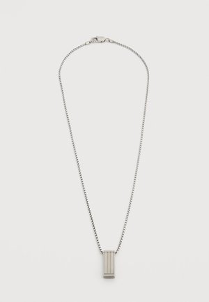 Sidabrinė grandinėlė su stačiakampiu sidabriniu pakabuku, kuriame trys vertikalios įrėžtos linijos, užsegama omaro segtuku.