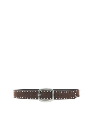 Ceinture en cuir marron avec des clous ronds argentés et une boucle métallique argentée rectangulaire arrondie.