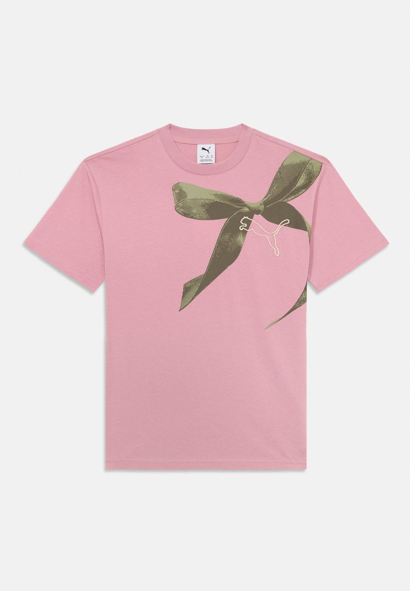 T-shirt en coton rose avec un imprimé de nœud vert khaki et un petit logo blanc. Manches courtes et col rond.