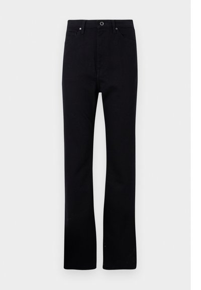 Svarta denimbyxor med rak bendesign, femficksstil, metallknappstängning och subtil textur. Inga synliga mönster eller logotyper.