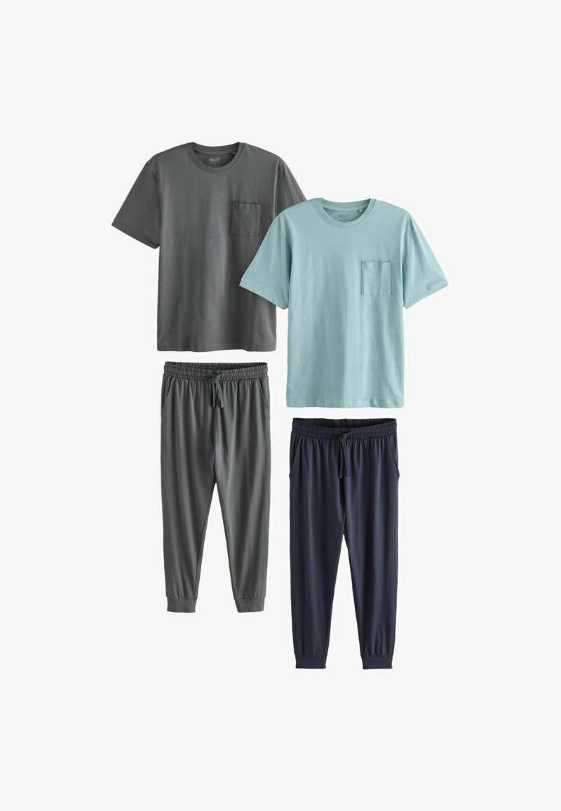 Zwei Sets legerer Kleidung: ein dunkelgraues und ein hellblaues kurzärmliges T-Shirt mit Brusttaschen; kombiniert mit grauen und marinen Jogginghosen.