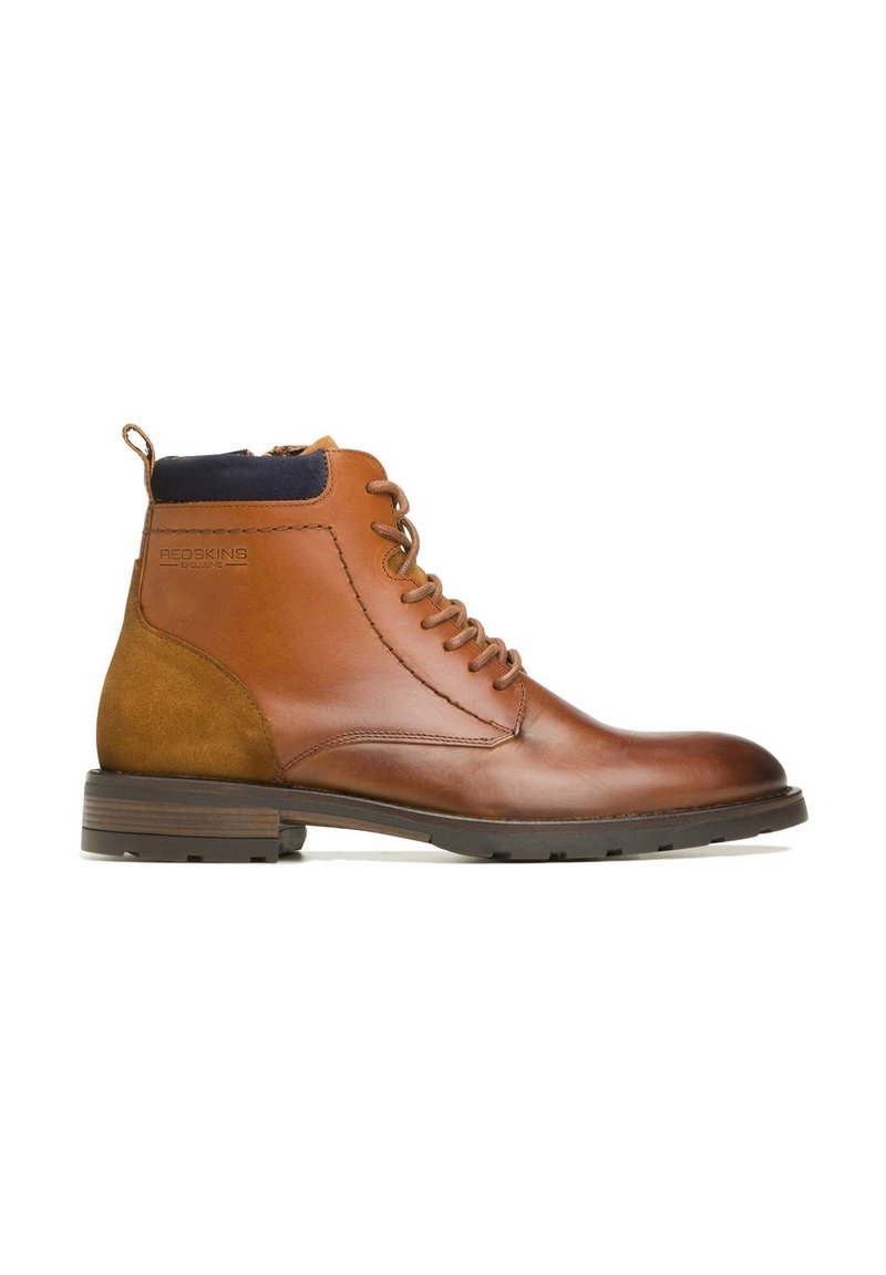 Bottes chelsea en cuir marron avec un design à lacets, col en textile bleu marine, accents en suède et semelle en caoutchouc robuste. Marquage sur le côté extérieur.