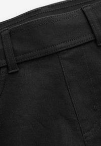 Schwarze Denim-Jeans mit glatter Textur, breitem Bund, robuster Naht und klassischem Fünf-Taschen-Design.