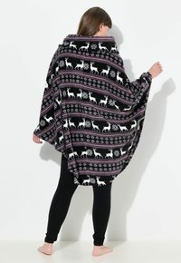 Ulla Popken NORDIC PRINT STRETCH PLUSH LOUNGE PONCHO - Župan - black