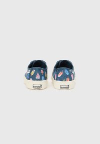 Sneakers in tela blu con un motivo di ghiacciolo colorato, suole in gomma e una targhetta con marchio sul retro. Design a low-top con texture morbida.