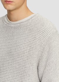 Grauer Strickpullover mit strukturiertem Rippenmuster, Bootsausschnitt und einem darunterliegenden weißen Hemd.