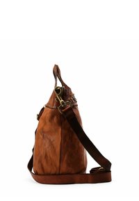 Borsa in pelle marrone con un design morbido, dotata di tracolla, accessori in metallo e borchie decorative lungo la parte superiore.