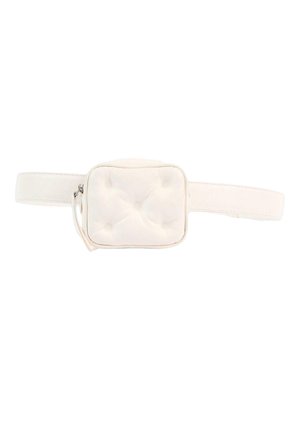 Petit sac ceinture carré blanc matelassé avec fermeture éclair et sangle réglable sur fond blanc.