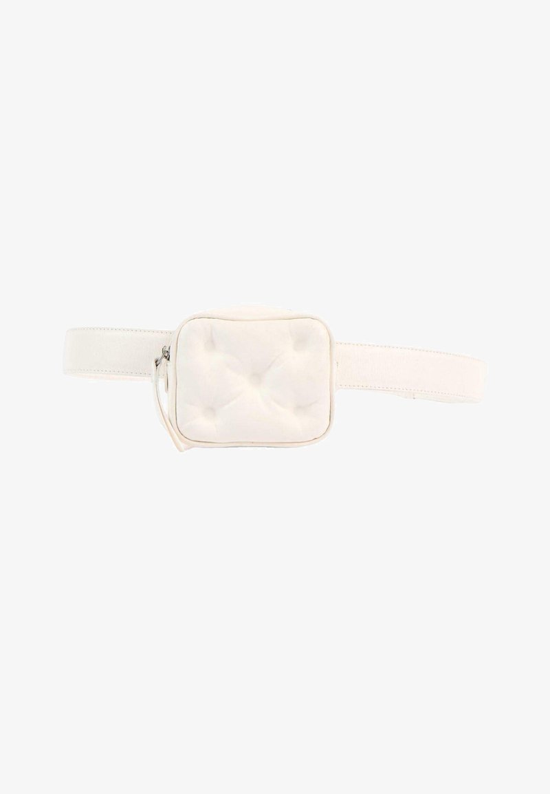 Petit sac ceinture carré blanc matelassé avec fermeture éclair et sangle réglable sur fond blanc.