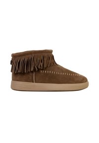 Stivaletti alla caviglia in suede marrone con dettagli frangiati, accenti cuciti e suola in gomma beige. Design casual con una texture morbida.