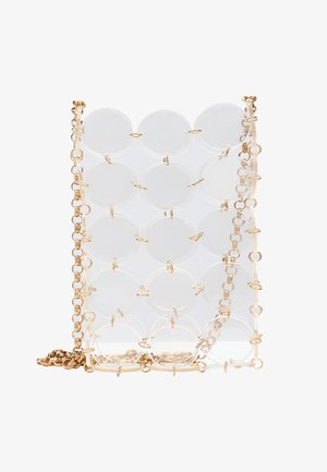 Borsa circolare acrilica trasparente con tracolla in catena dorata, caratterizzata da un design strutturato e accenti metallici.