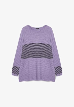 Lavendelkleurige gebreide trui met lange mouwen, voorzien van een horizontaal zwart gestreept patroon over het midden en een gestructureerde stof.
