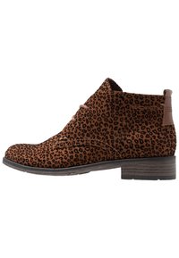 Stivale alla caviglia marrone con macchie leopardate nere, tacco basso e impilato, lace-up davanti e linguetta in pelle sul retro.