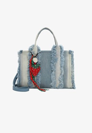 Borsa in denim blu con bordi sfrangiati, doppi manici superiori e charm a forma di fragola con perline removibile. Include una tracolla staccabile.