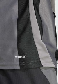 Aeroready sportska majica s dizajnom u dva kontrastna tona, crnoj i sivoj boji, s teksturiranom površinom i detaljem s logotipom.
