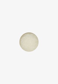 Savon rond et translucide avec une surface lisse et brillante ; couleur blanc cassé avec une apparence légèrement texturée.