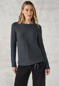 Dunkelgrauer, gestrickter Langarmoberteil mit Schiffs-Ausschnitt, aus strukturierter Stoffqualität und mit einem Bindeband am unteren rechten Rand.