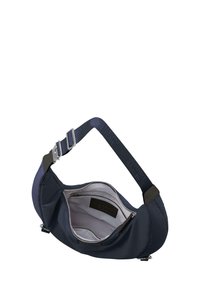 Borsa a spalla in nylon blu scuro con una forma curvata, hardware in argento e tracolla regolabile. Presenta un scomparto principale con zip e tasca interna.