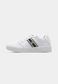 Sneaker bianca con tomaia in pelle liscia, dettagli a strisce blu e oro, lacci piatti e suola in gomma testurizzata.