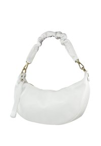 Witte leren schoudertas met een gebogen vorm, een gestructureerd oppervlak en een gerimpelde handgreep; voorzien van gouden hardware en een ritssluiting.