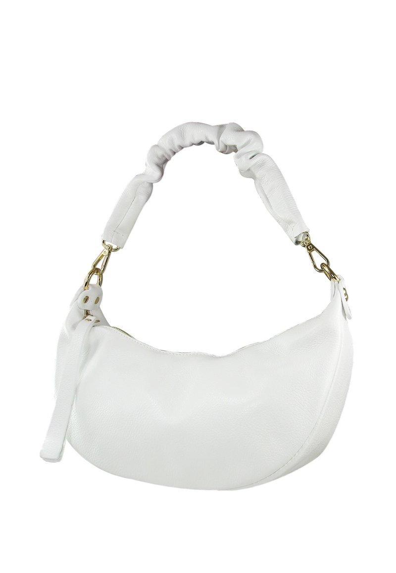 Witte leren schoudertas met een gebogen vorm, een gestructureerd oppervlak en een gerimpelde handgreep; voorzien van gouden hardware en een ritssluiting.