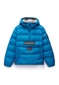 Blauwe pufferjack met een trekkoordcapuchon, voor halve rits, grote borstzak, merklogo en Noorse vlagpatch aan de voorkant.