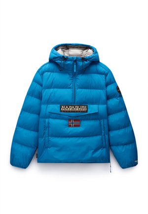 Blauwe pufferjack met een trekkoordcapuchon, voor halve rits, grote borstzak, merklogo en Noorse vlagpatch aan de voorkant.
